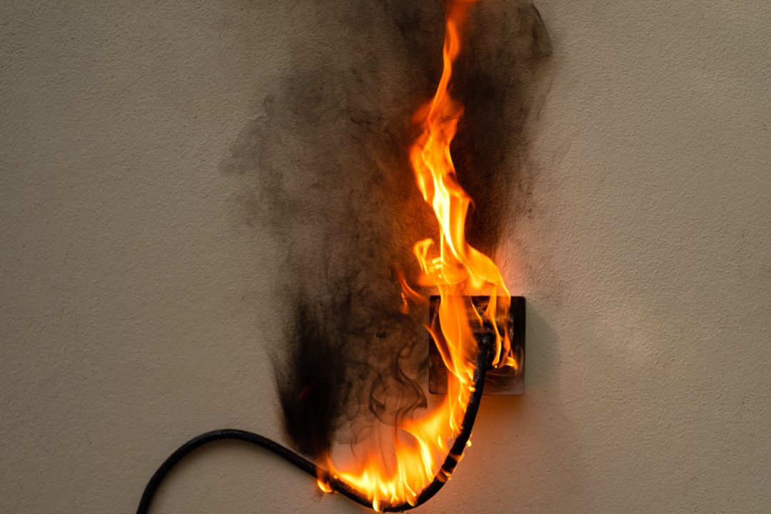 Conector pegando fogo após má utilização -  Blog Famatel