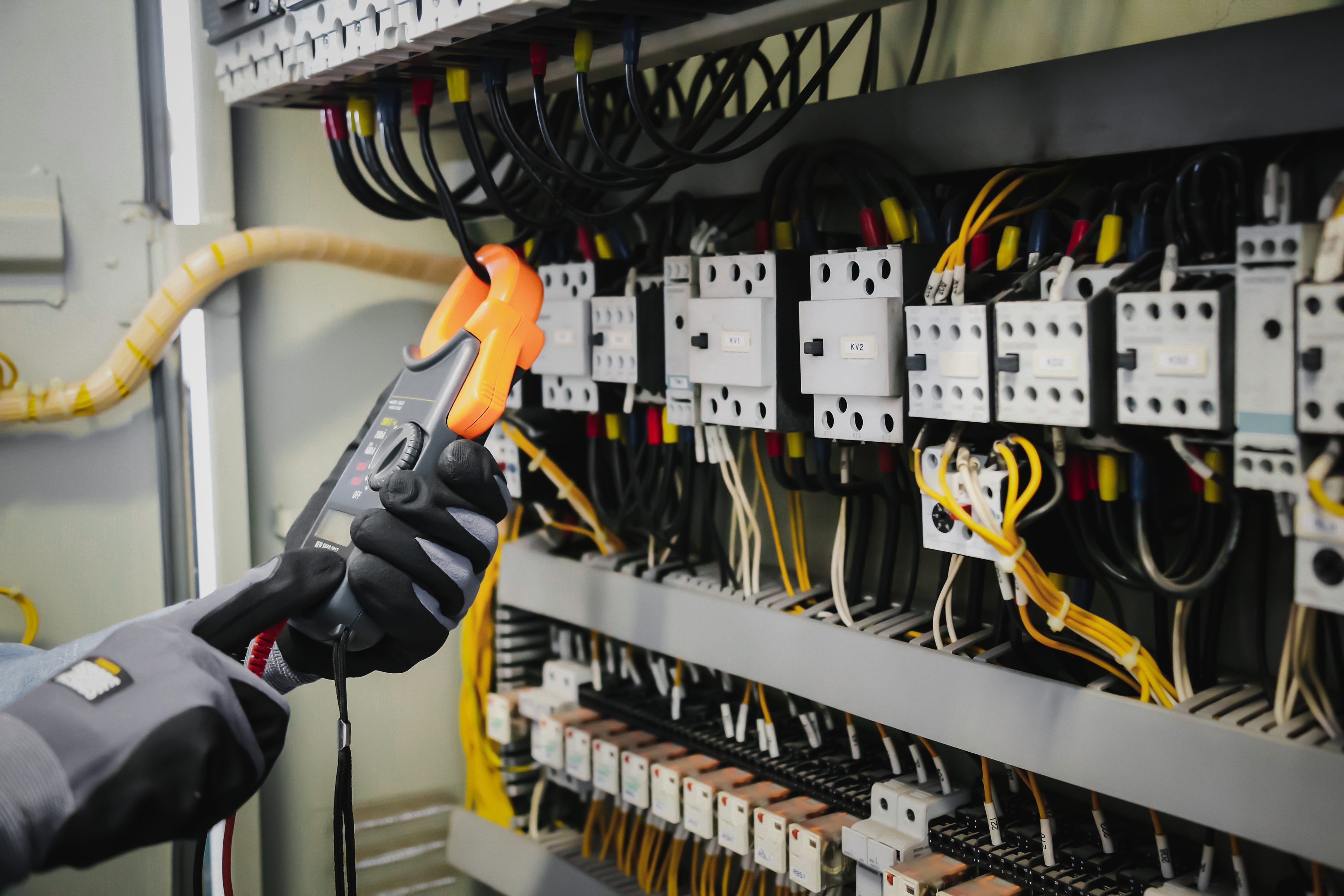 Engenheiro eletricista testando instalações elétricas. - Blog Famatel