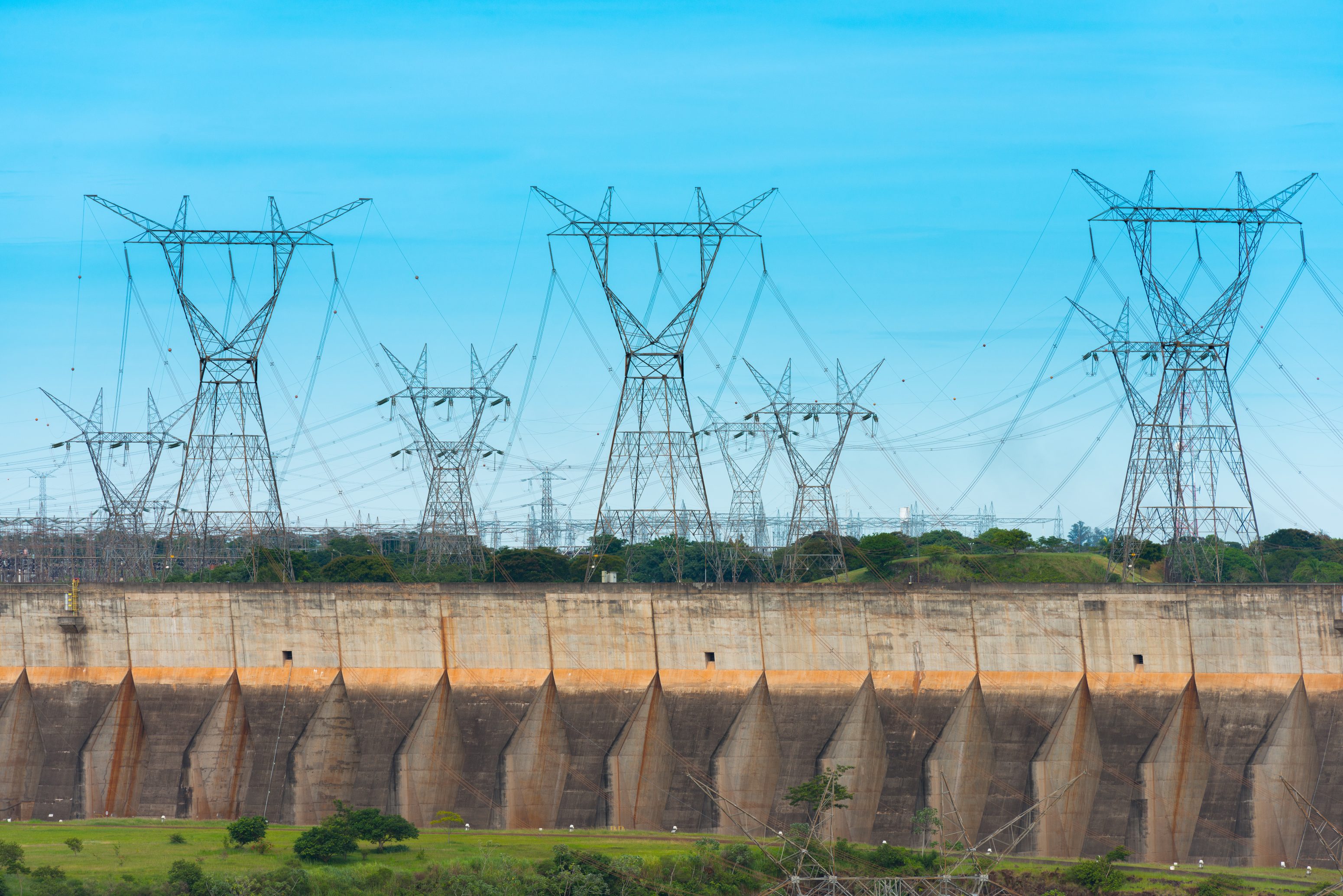 Linhas elétricas em represa de Itaipu, Parana, Brasil. - Blog Famatel